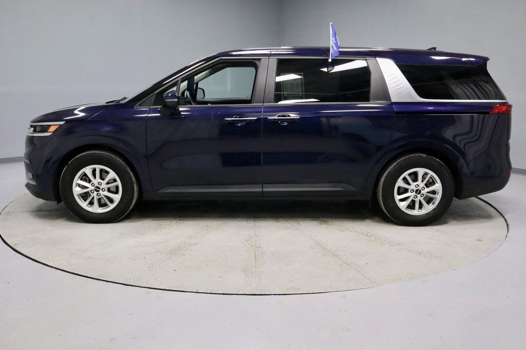 Used 2024 Kia Carnival LX image 2