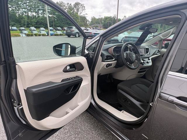 Used 2023 Chrysler Voyager LX FWD image 9