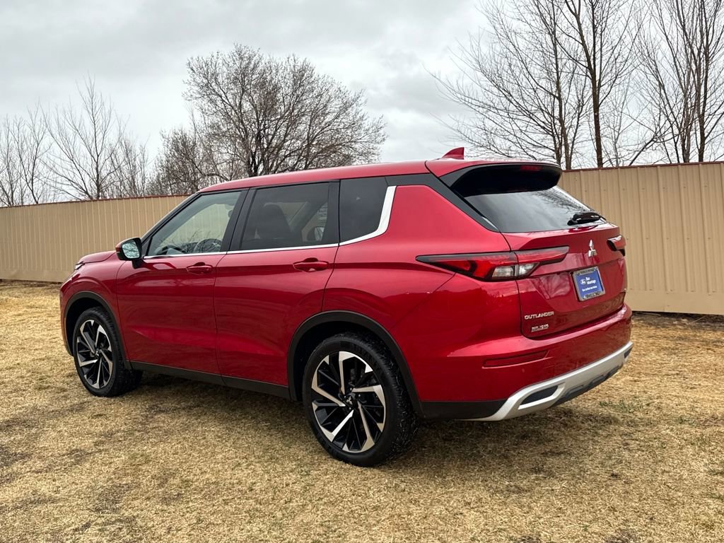 Used 2024 Mitsubishi Outlander SE image 3