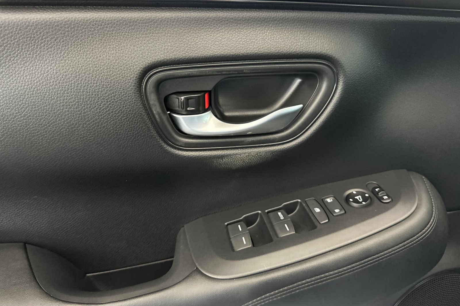 Used 2025 Honda HR-V LX image 10