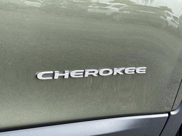 Used 2019 Jeep Cherokee Latitude w/ Popular Appearance Group image 27