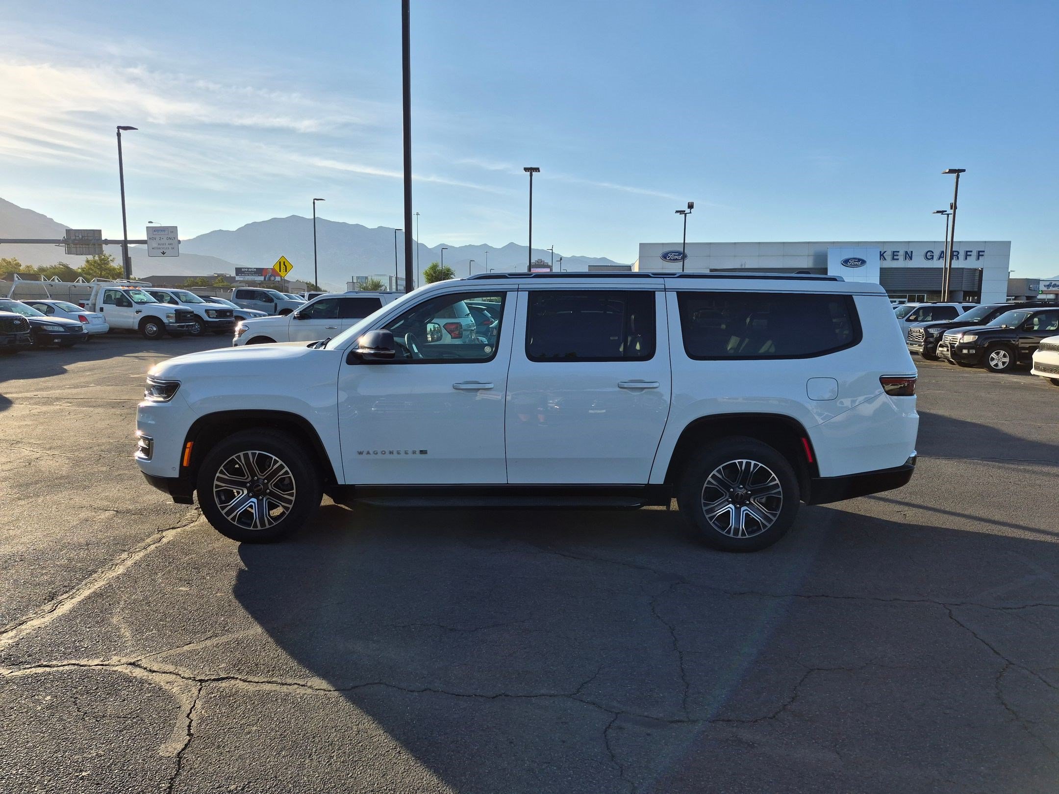 Used 2025 Jeep Wagoneer L Series II AWD/4WD image 10