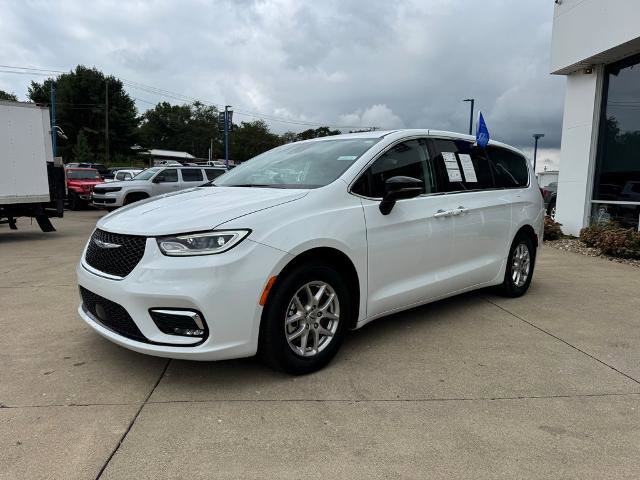 Used 2024 Chrysler Pacifica Touring-L image 4