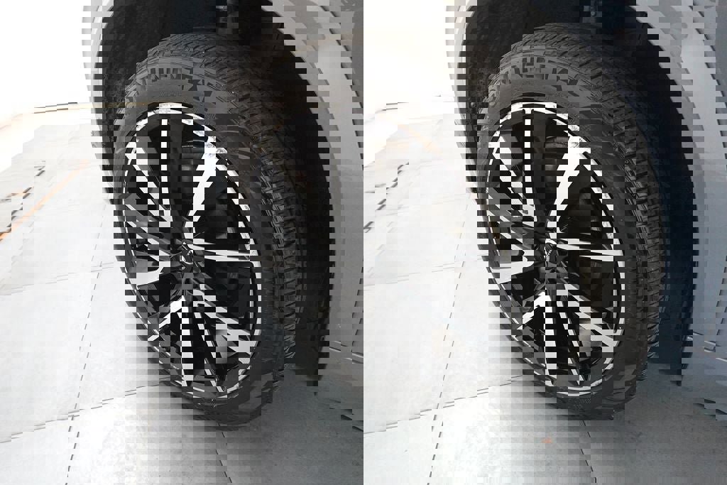 Used 2023 Volvo XC90 B6 Plus image 31