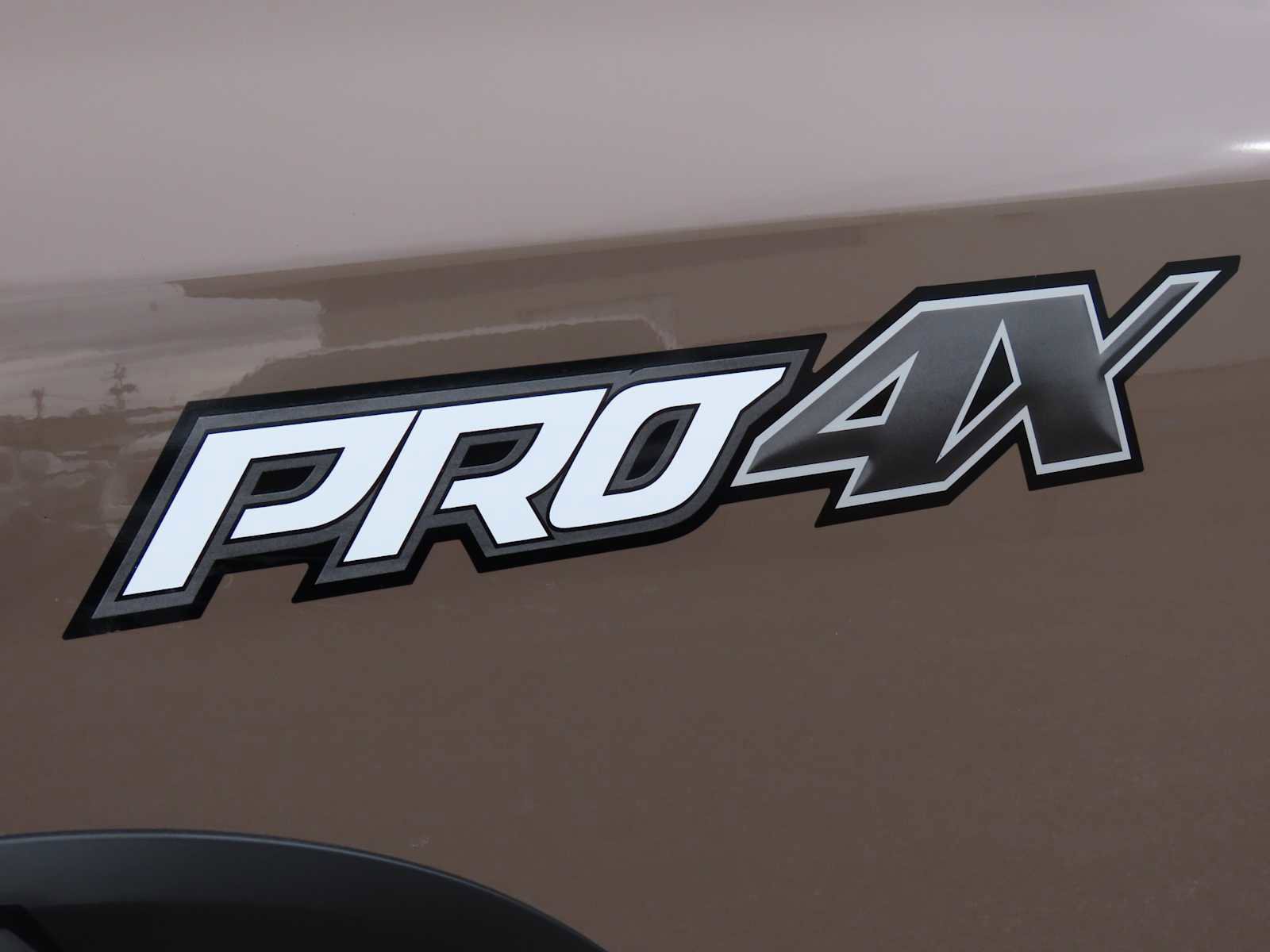 Used 2022 Nissan Titan PRO-4X w/ Pro-4x Convenience Package image 12