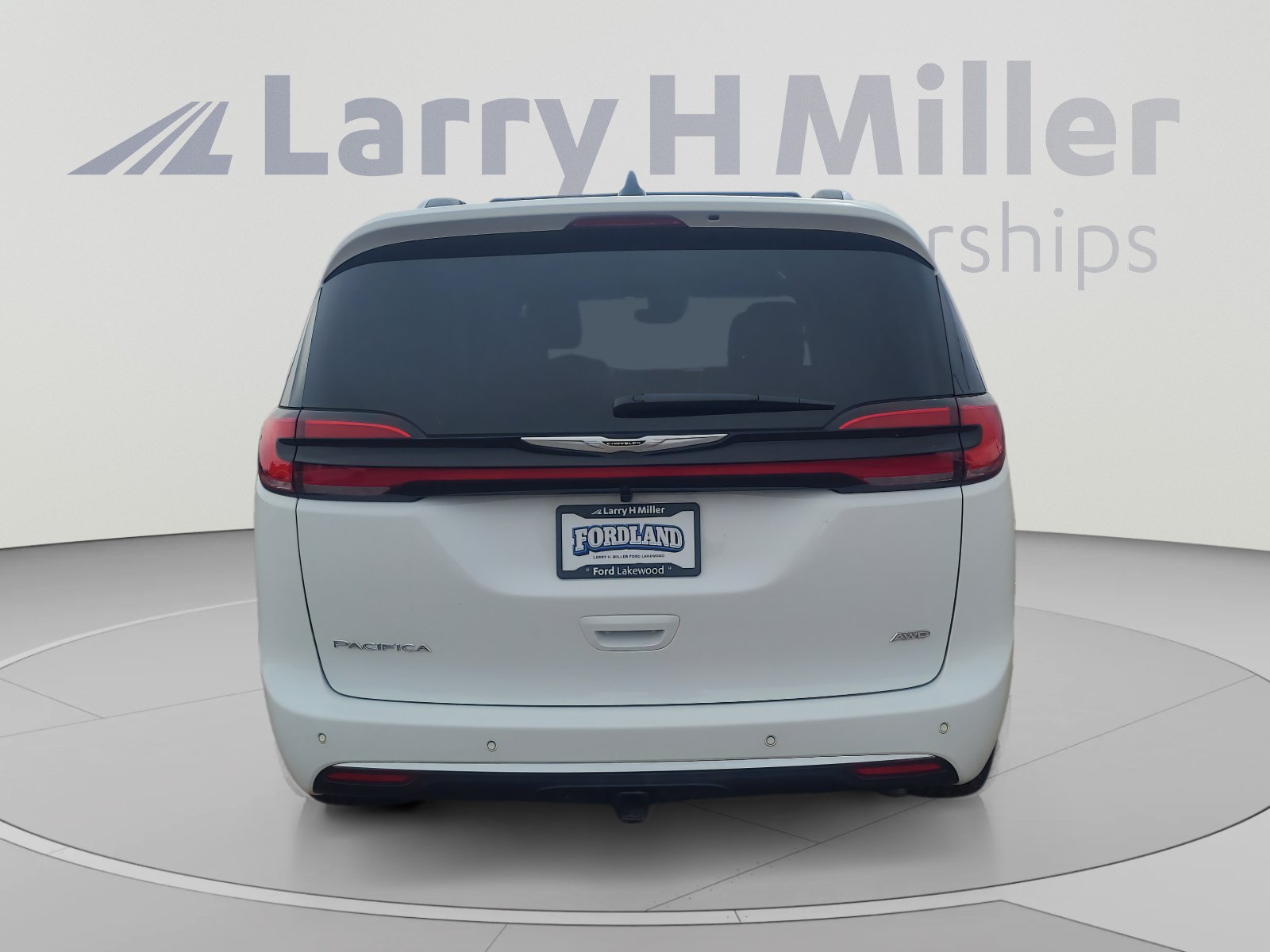 Used 2026 Chrysler Pacifica Pinnacle w/ Trailer Tow Group AWD/4WD image 4
