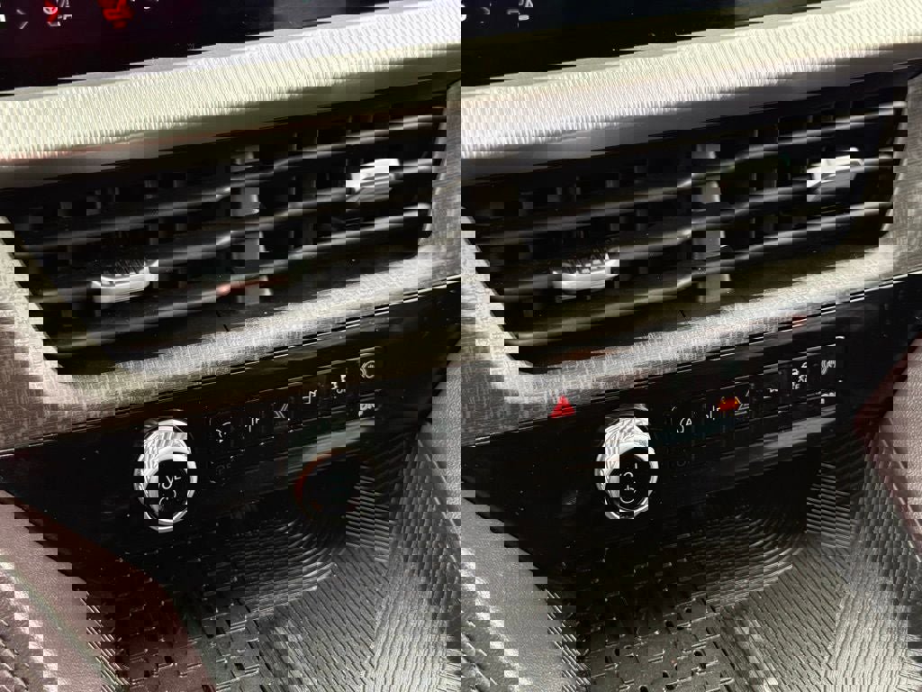 Certified 2025 Ford Explorer Platinum image 37