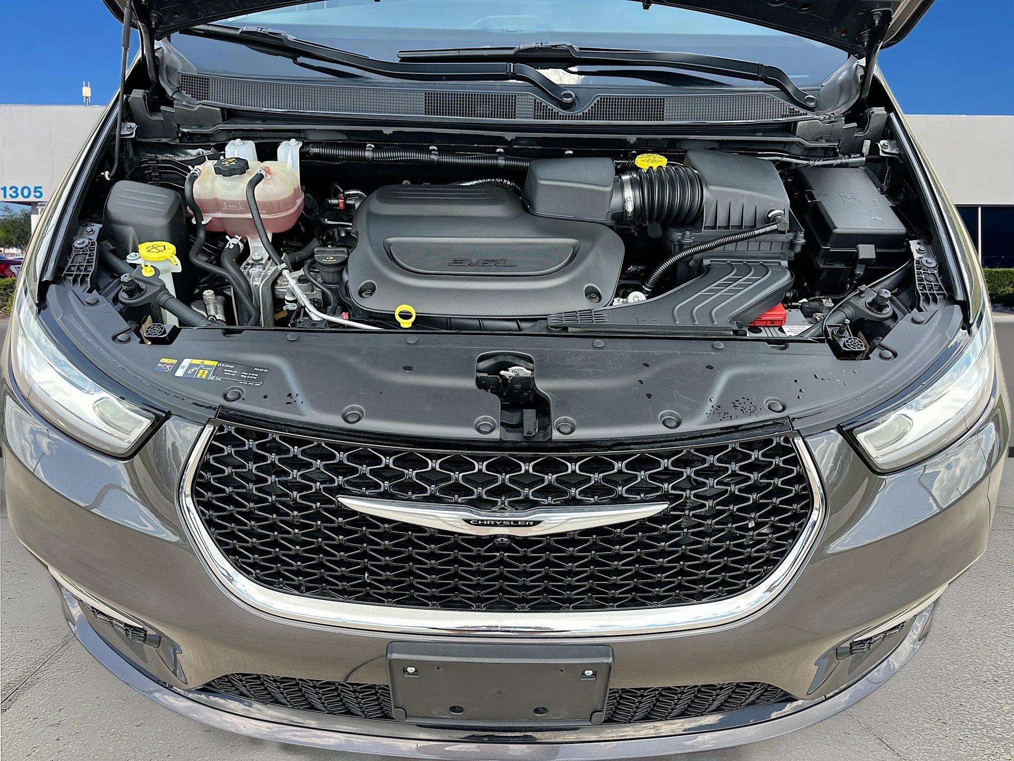 Used 2023 Chrysler Pacifica Touring-L FWD image 28