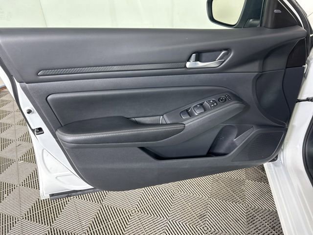 Used 2025 Nissan Altima 2.5 SV FWD image 8