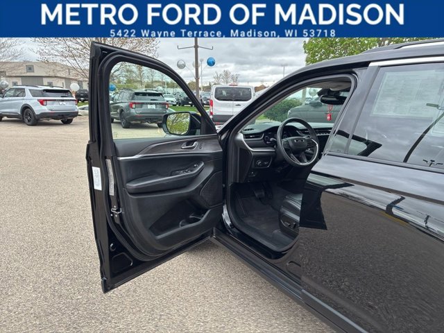 Used 2023 Jeep Grand Cherokee Limited AWD/4WD image 9