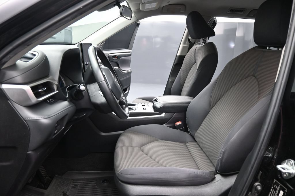 Used 2023 Toyota Highlander LE AWD/4WD image 10