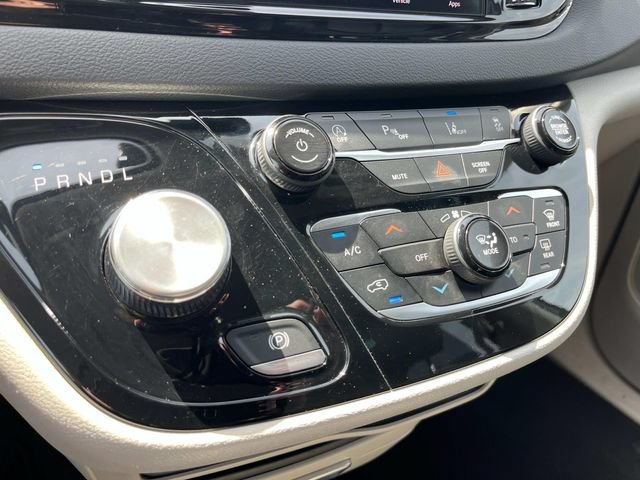 Used 2023 Chrysler Pacifica Touring-L FWD image 36