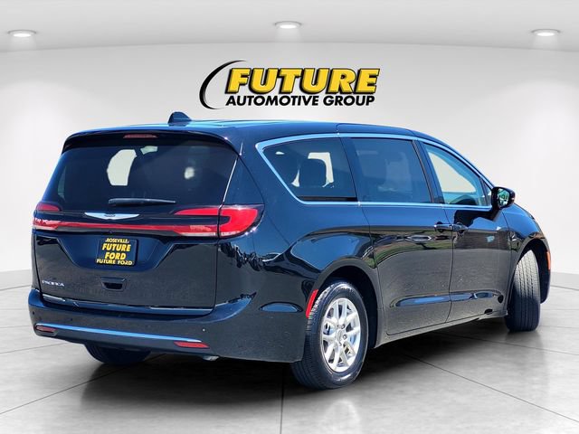 Used 2024 Chrysler Pacifica Touring-L FWD image 4