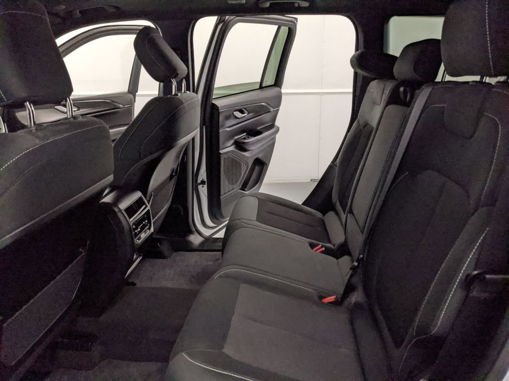 Used 2025 Jeep Grand Cherokee Laredo X image 18