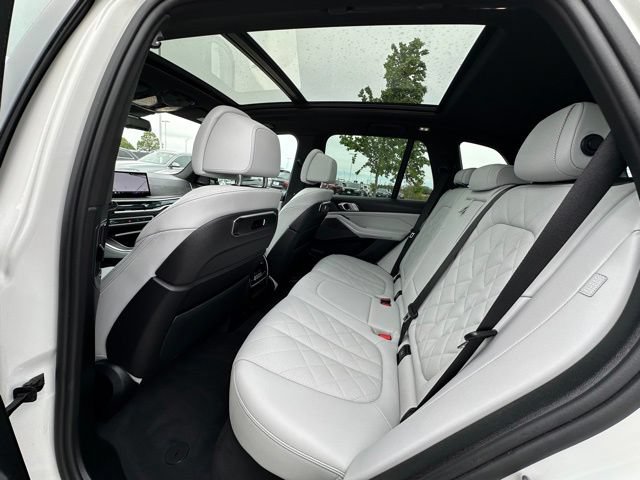 Used 2025 BMW X5 xDrive40i w/ M Sport Package AWD/4WD image 15