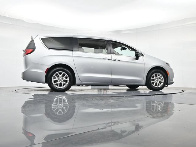 Used 2024 Chrysler Pacifica Touring-L FWD image 37