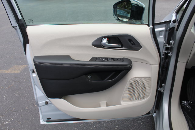 Used 2024 Chrysler Pacifica Limited FWD image 21