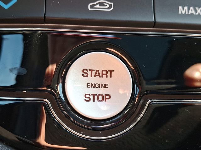 Used 2020 Jaguar F-PACE Premium image 23