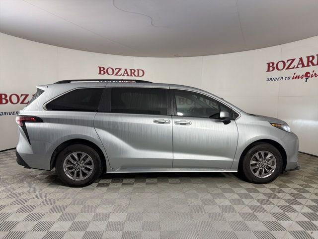 Used 2022 Toyota Sienna XLE image 6