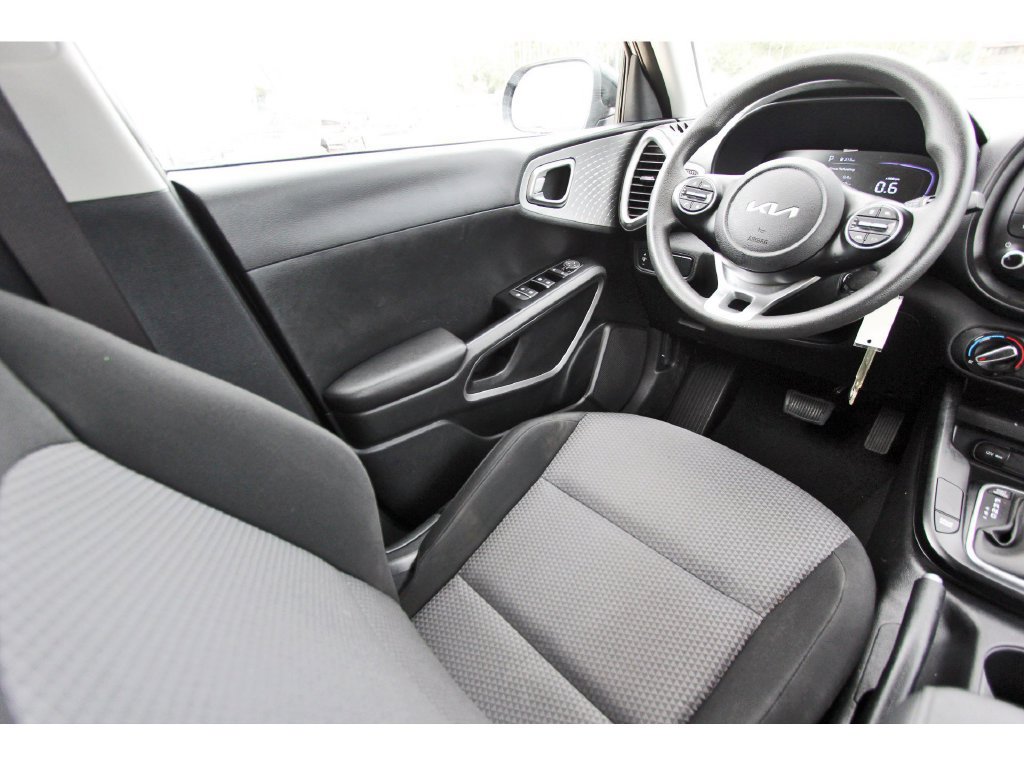 Used 2025 Kia Soul LX w/ LX Technology Package FWD image 11