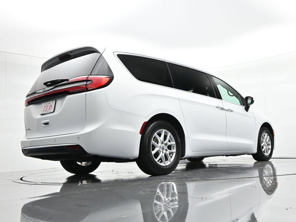 Used 2023 Chrysler Pacifica Touring-L FWD image 35