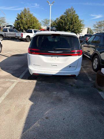 Used 2024 Chrysler Pacifica Limited FWD image 3