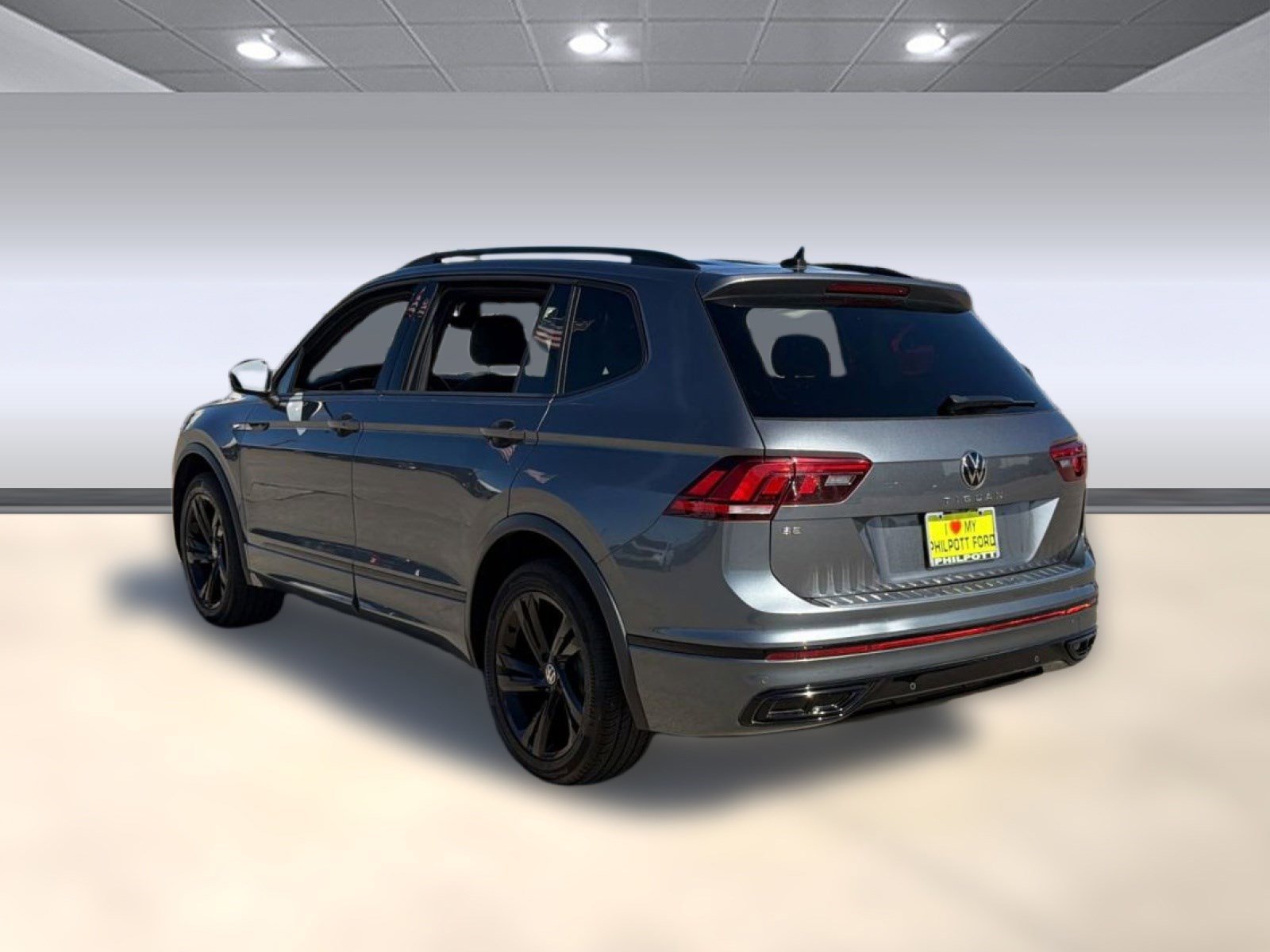 Used 2023 Volkswagen Tiguan SE R-Line image 3