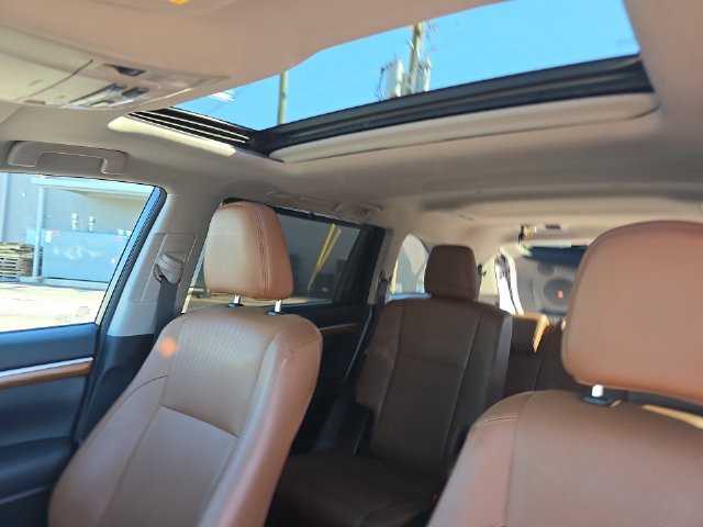 Used 2017 Toyota Highlander Limited AWD/4WD image 21