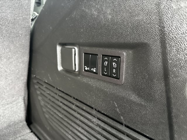 Used 2023 GMC Yukon SLT w/ SLT Premium Package AWD/4WD image 46