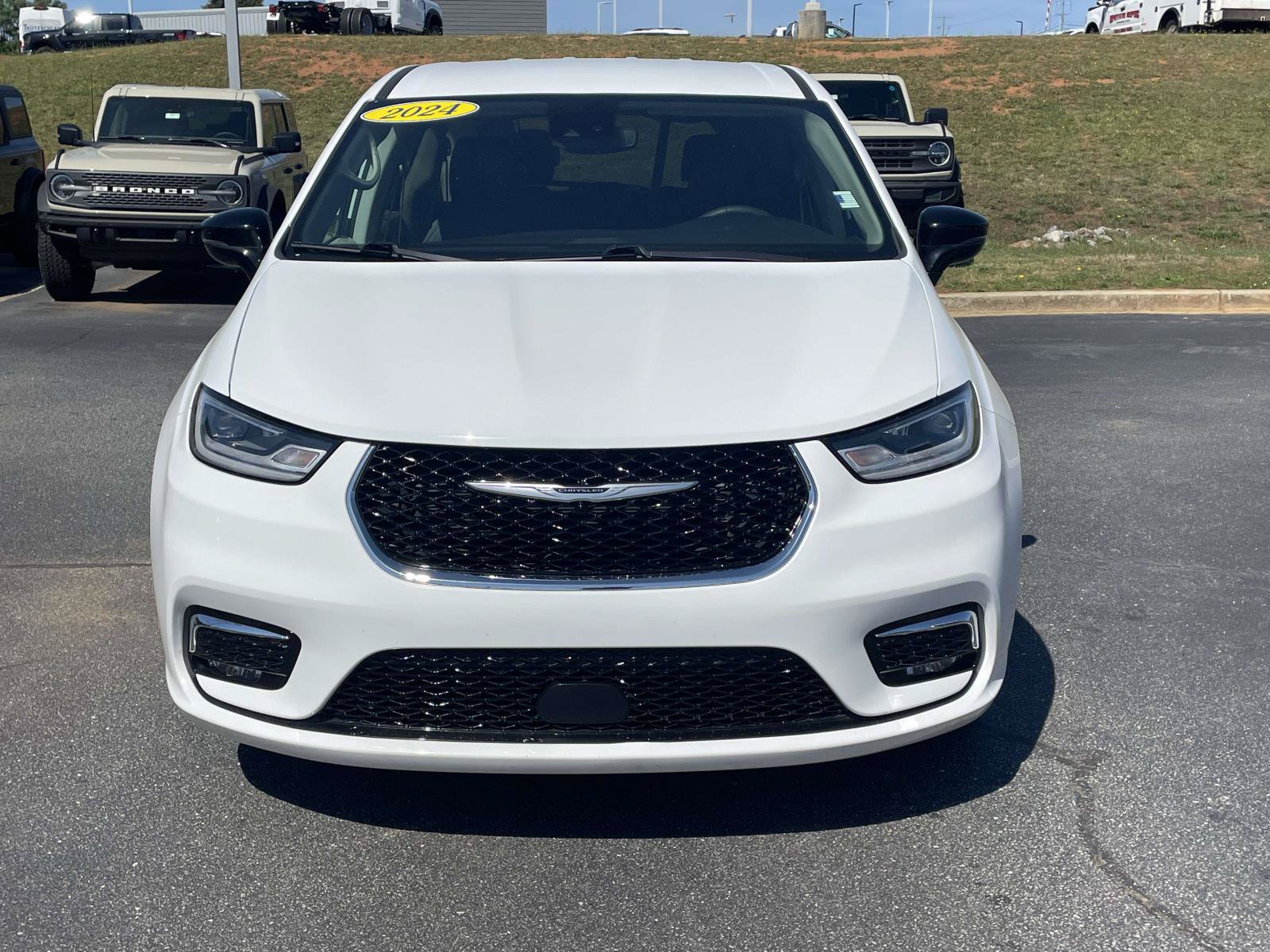 Used 2024 Chrysler Pacifica Touring-L FWD video 2