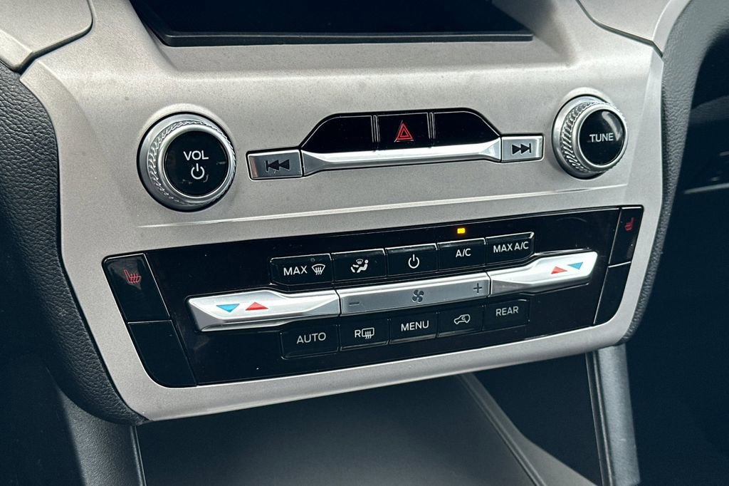 Certified 2023 Ford Explorer XLT image 24