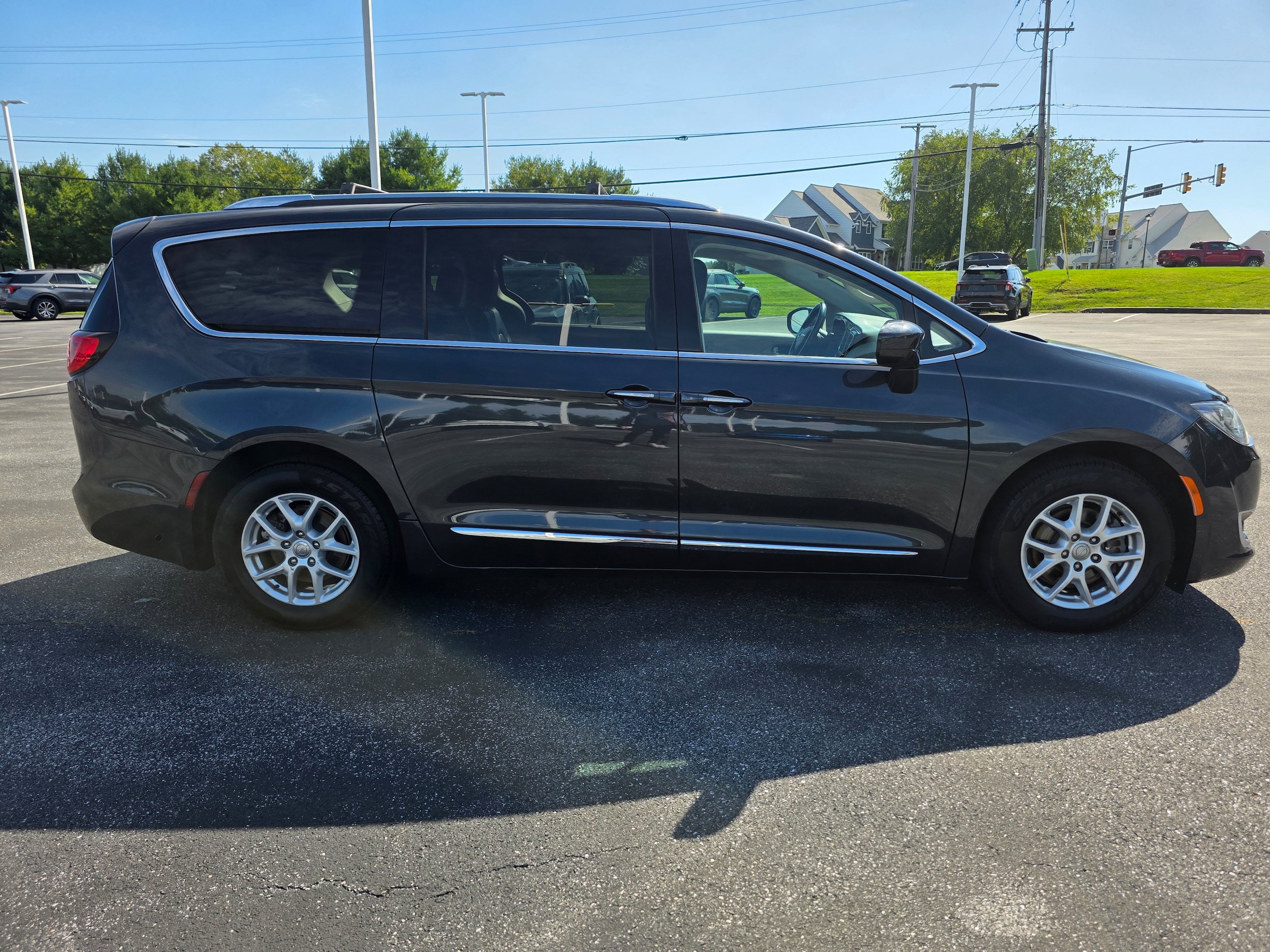 Used 2020 Chrysler Pacifica Touring-L FWD image 6