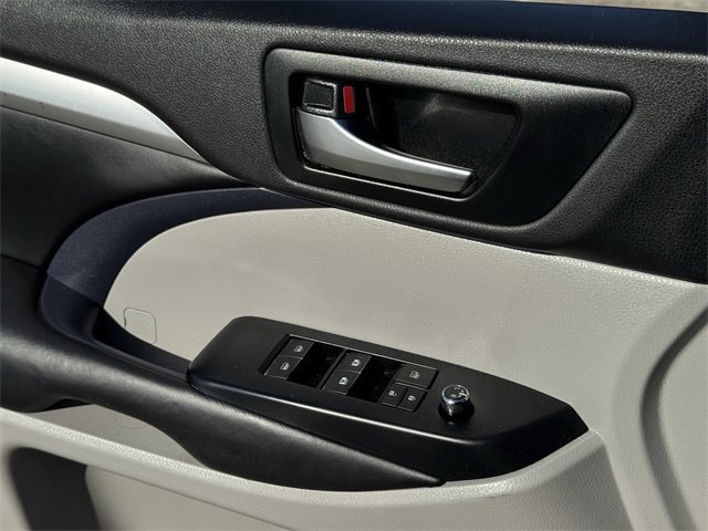 Used 2019 Toyota Highlander XLE image 24