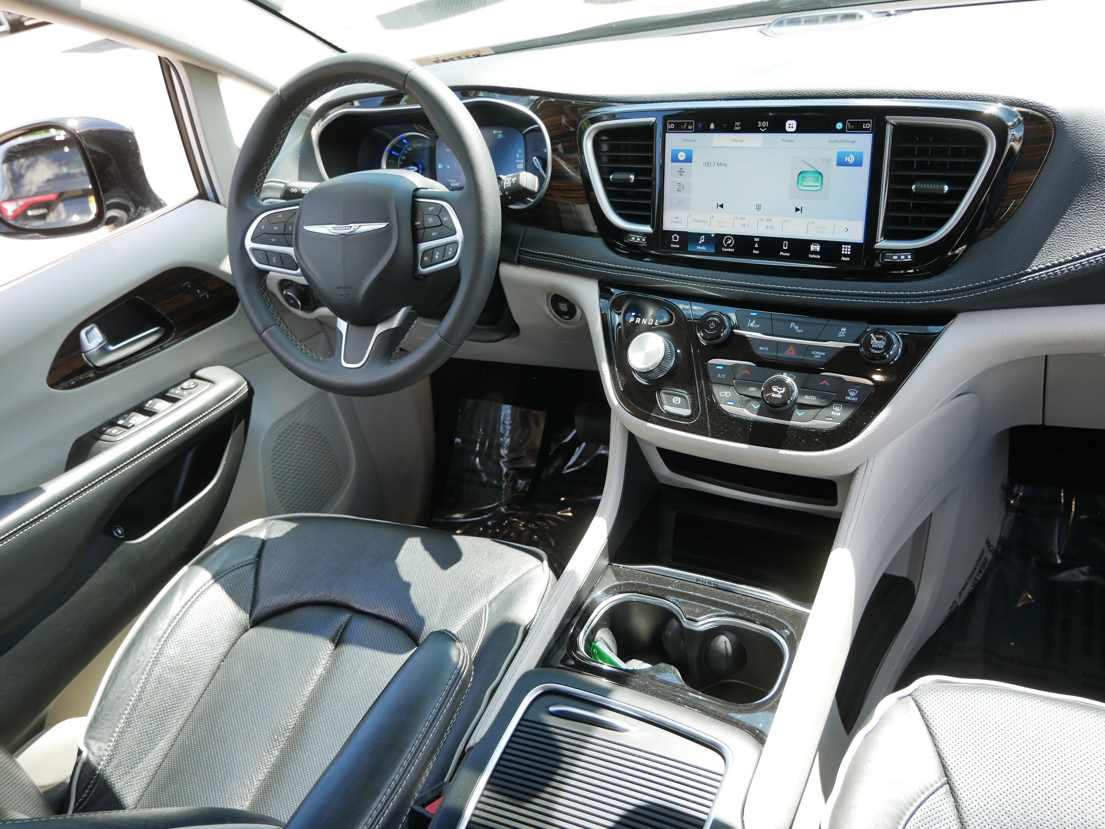 Used 2023 Chrysler Pacifica Limited FWD image 9