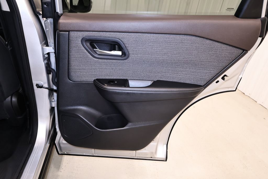 Used 2022 Nissan Rogue SV FWD image 17