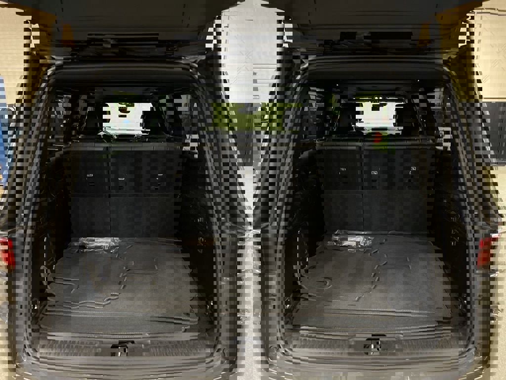 Used 2024 Jeep Wagoneer L Series II w/ Premium Group I image 12