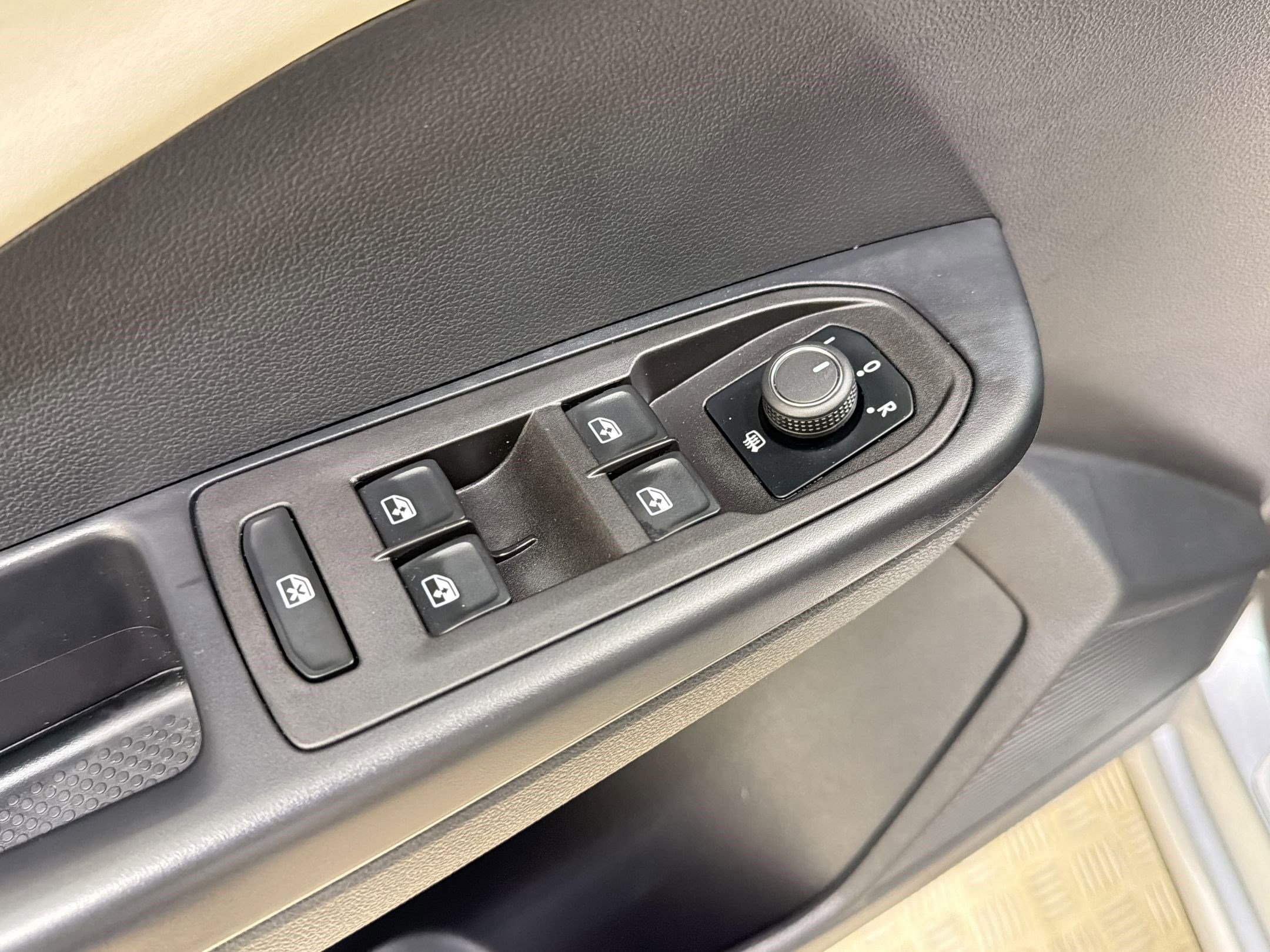 Used 2025 Volkswagen Taos SE FWD image 20