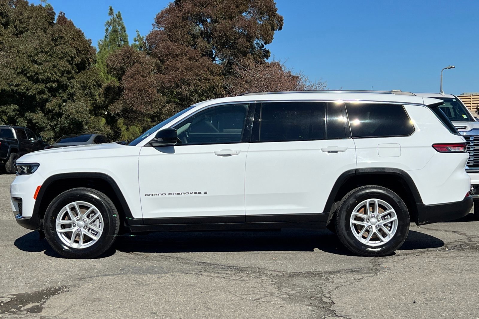 Used 2023 Jeep Grand Cherokee L Laredo image 2