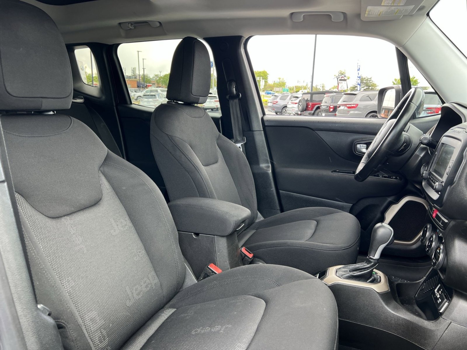 Used 2017 Jeep Renegade Latitude FWD image 24