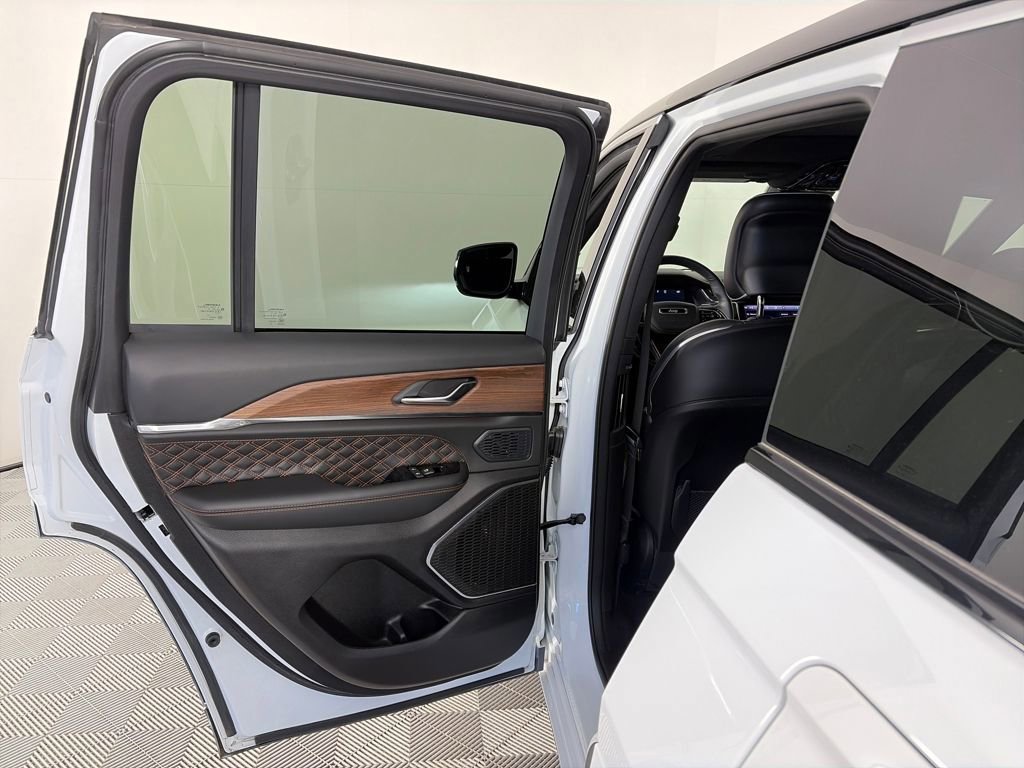 Used 2024 Jeep Grand Cherokee Summit image 12