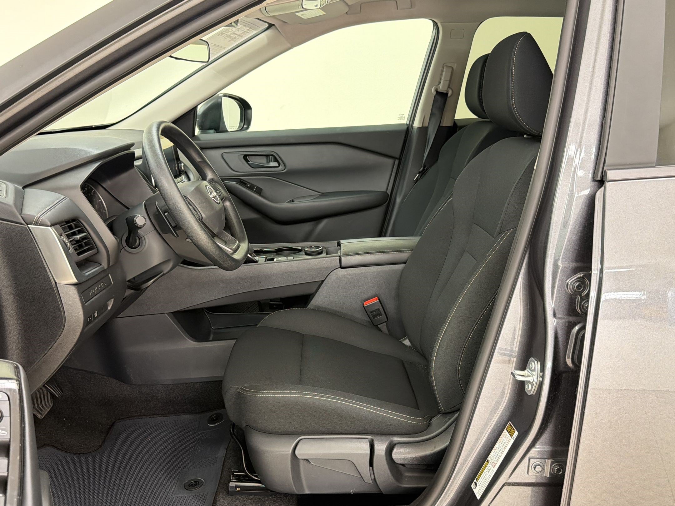 Used 2025 Nissan Rogue S AWD/4WD image 5
