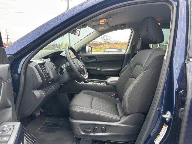 Used 2025 Nissan Pathfinder SV AWD/4WD image 9
