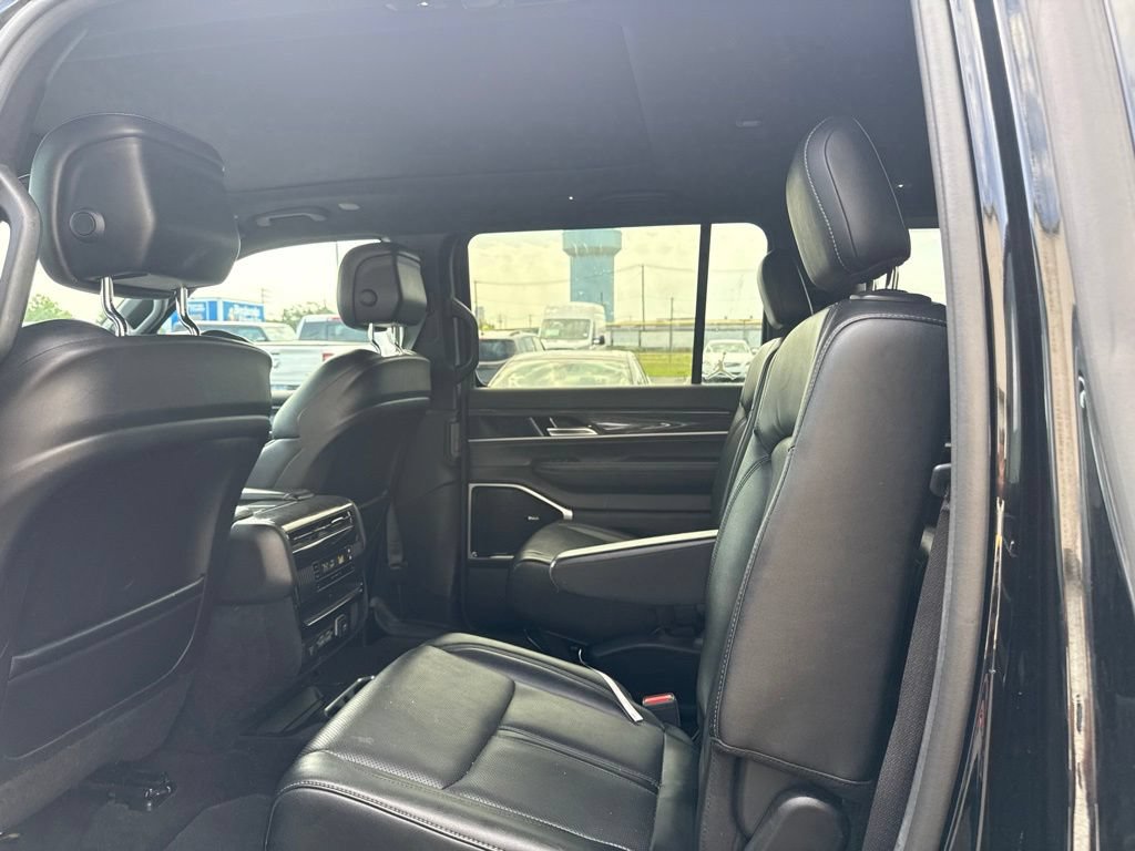Used 2022 Jeep Wagoneer Series III w/ Premium Group I AWD/4WD image 9