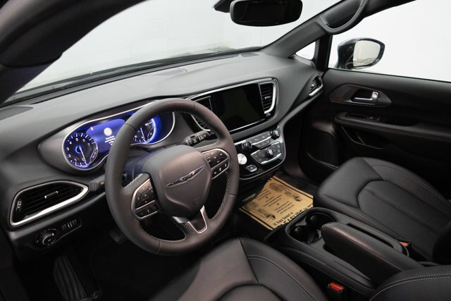 Used 2025 Chrysler Pacifica Select FWD image 23