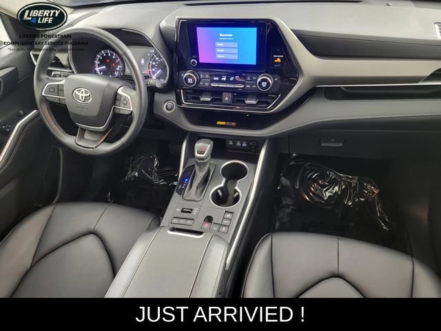 Used 2025 Toyota Highlander XLE AWD/4WD image 32