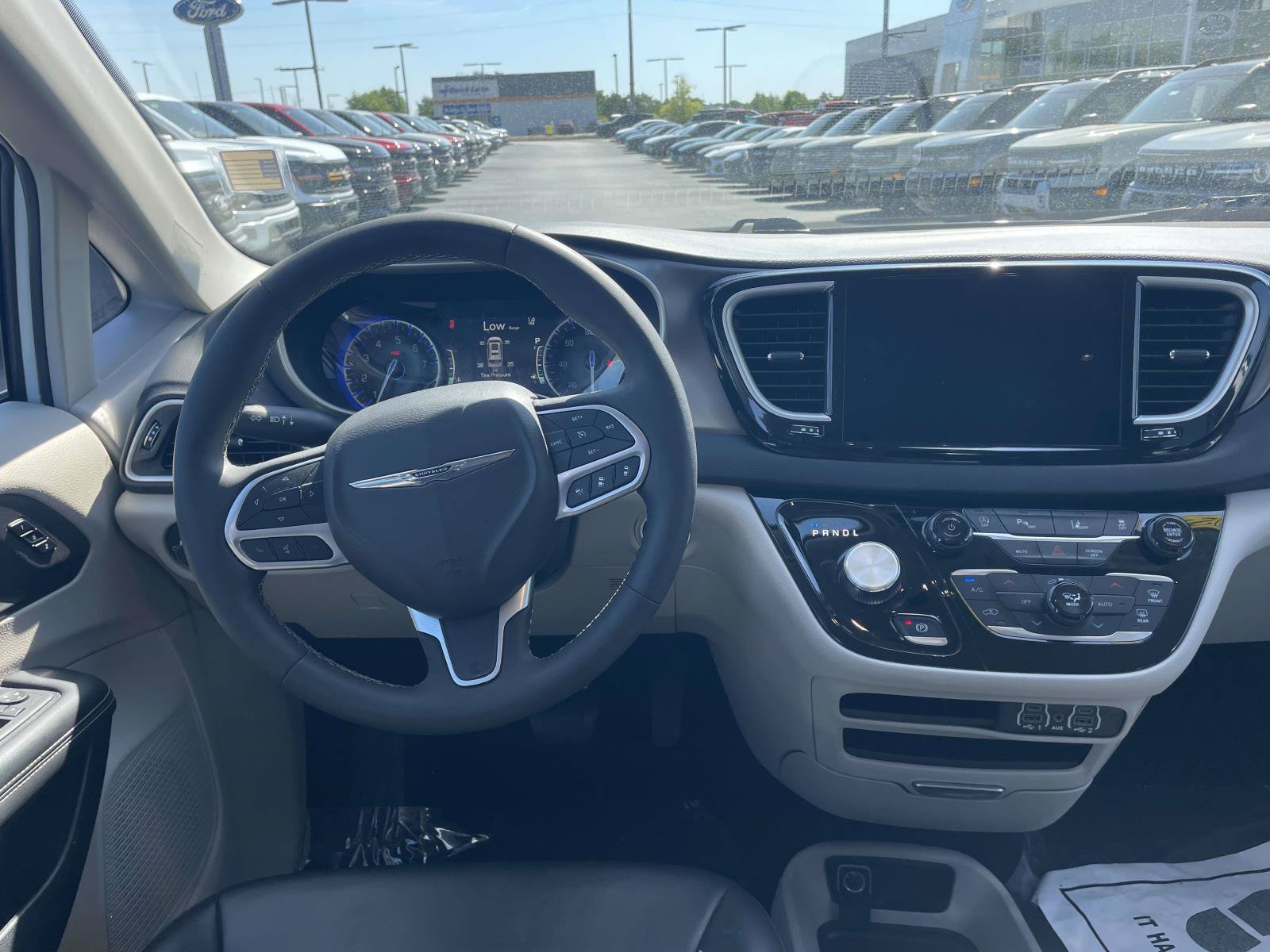 Used 2024 Chrysler Pacifica Touring-L FWD image 11
