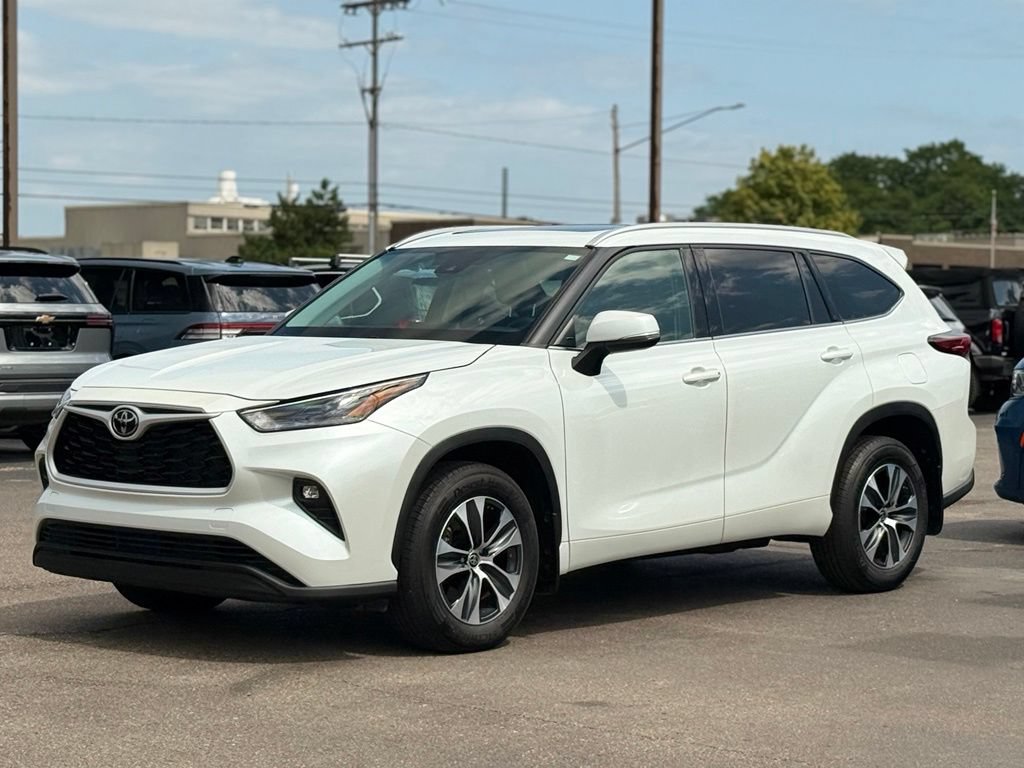 Used 2022 Toyota Highlander XLE AWD/4WD image 41