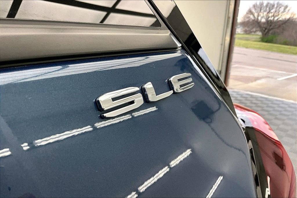 Used 2024 GMC Terrain SLE w/ Driver Convenience Package image 10