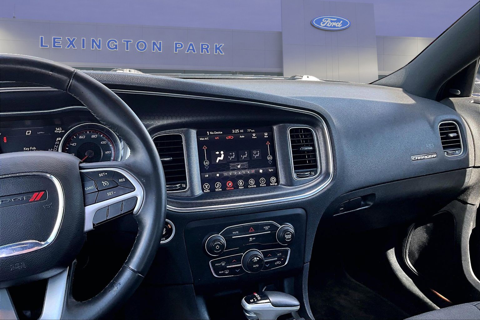 Used 2017 Dodge Charger SXT RWD image 9