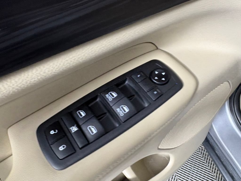 Used 2019 Jeep Grand Cherokee Laredo AWD/4WD image 13